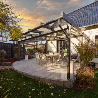 Terrassenüberdachung mit Glasdachüberstand (Front rechts)