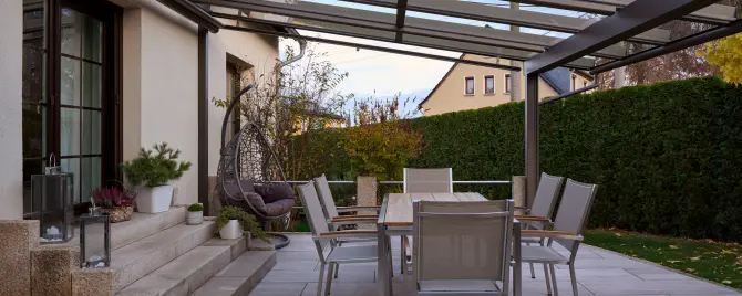 Terrassenüberdachung mit Glasdachüberstand (links)